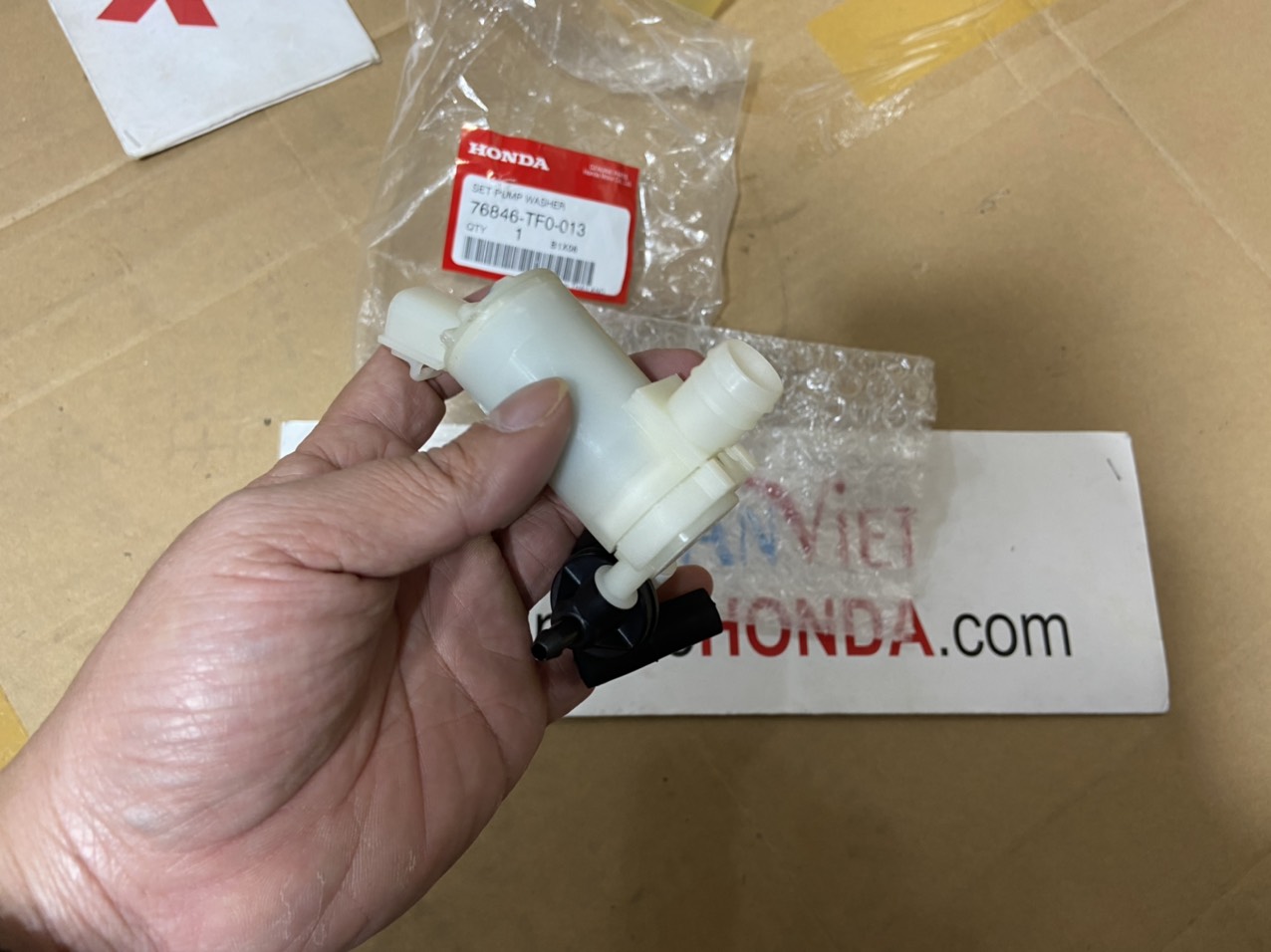 Mô tơ bơm nước rửa kính xe Honda CRV